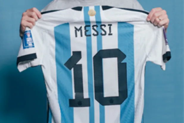 النجم الأرجنتيني ميسي يعرض أحد القمصان (دار سوذبيز)