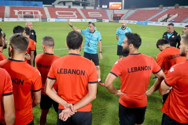 نيكولا يورسيفيتش يوجه اللاعبين خلال التدريبات الأخيرة لمنتخب لبنان (الشرق الأوسط)
