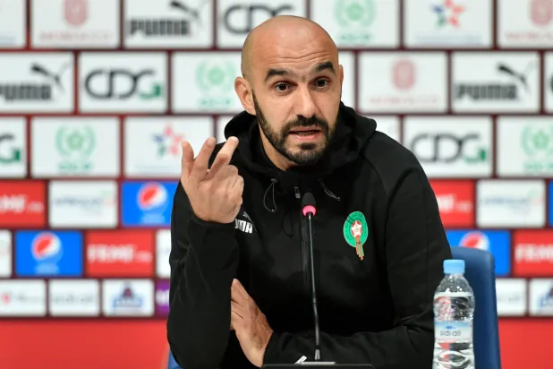 وليد الركراكي خلال حديثه في المؤتمر الصحافي (إ.ب.أ)