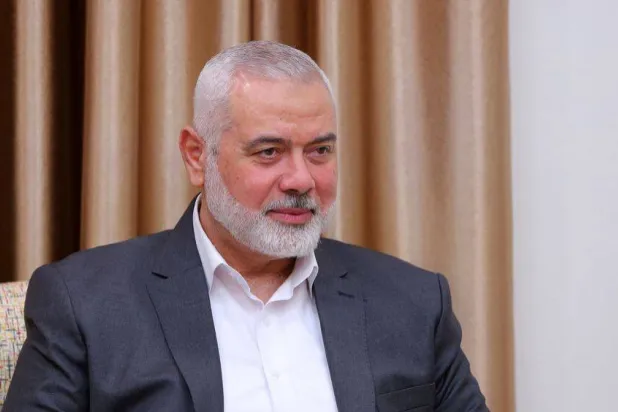 قائد حركة «حماس» الفلسطينية إسماعيل هنية يلتقي بالمرشد الإيراني علي خامنئي (لا يظهر في الصورة)، في طهران، إيران، 21 يونيو 2023 (رويترز)