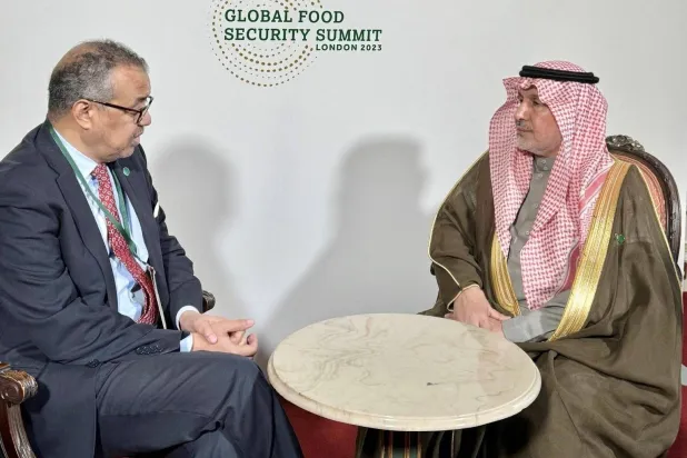 الدكتور عبد الله الربيعة لدى لقائه تيدروس أدهانوم على هامش القمة العالمية للأمن الغذائي في لندن (واس)