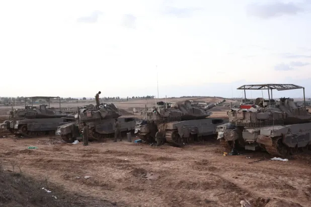 اسرائیلی فوجی غزہ کی پٹی کی سرحد پر کھڑے ہیں (اے ایف پی)