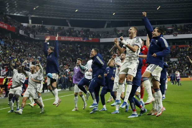 فرحة لاعبي إيطاليا بالتأهل (رويترز)