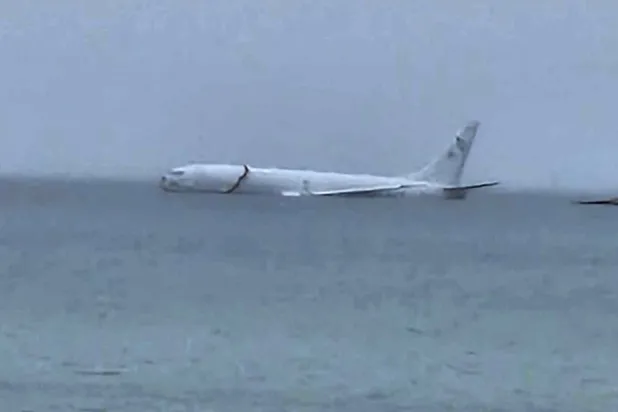 الطائرة بعد سقوطها في المياه (أ.ب)