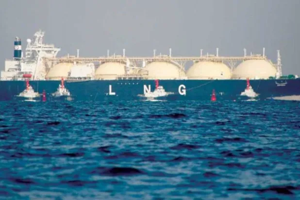 سفينة محملة بالغاز الطبيعي المسال في طريقها إلى ميناء شرق العاصمة اليابانية طوكيو (رويترز)