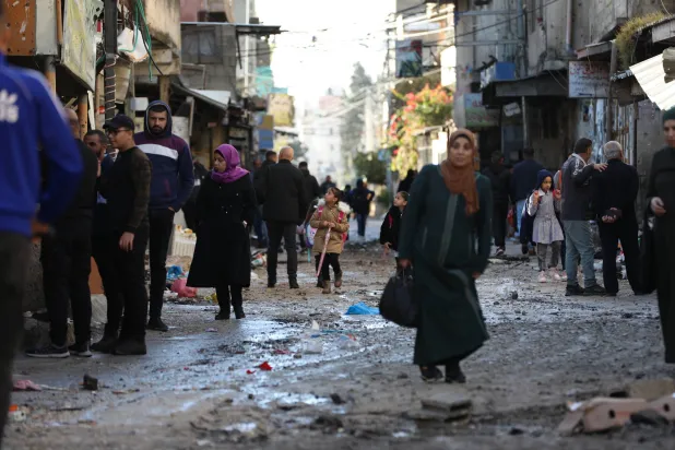 فلسطينيون في مخيم بلاطة بالضفة الغربية اليوم الثلاثاء (إ.ب.أ)