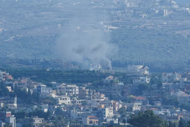 دخان يتصاعد على الجانب اللبناني بالقرب من الحدود مع إسرائيل وسط الأعمال العدائية المستمرة عبر الحدود بين «حزب الله» والقوات الإسرائيلية جنوب لبنان في 21 نوفمبر 2023 (رويترز)