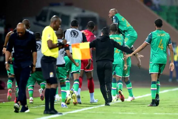 فرحة لاعبي منتخب جزر القمر بالفوز على غانا (الشرق الأوسط)