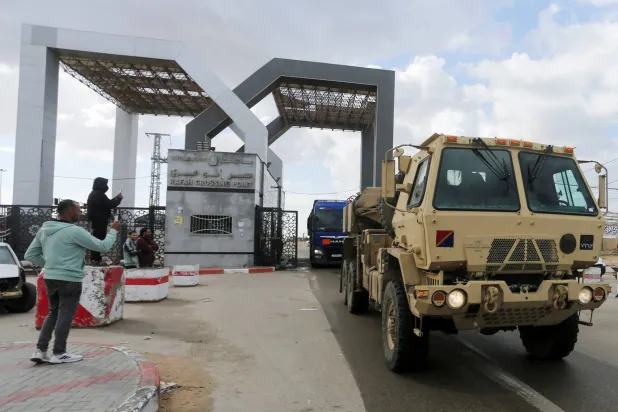 اردن کا فوجی قافلہ غزہ میں اردنی فیلڈ ہسپتال کے لیے سامان لے کر رفح کراسنگ سے گزر رہا ہے (روئٹرز)