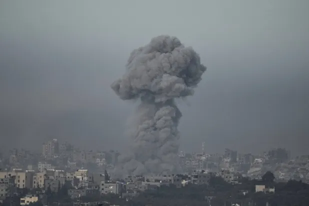 تصاعد الأدخنة بعد قصف إسرائيلي على قطاع غزة اليوم (أ.ب)