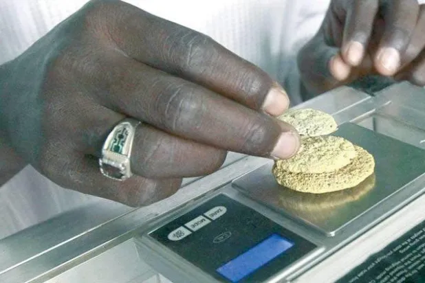 Yerinden edilmiş Sudanlı kadınlar yiyecek ve ilaç için altınlarını satıyor