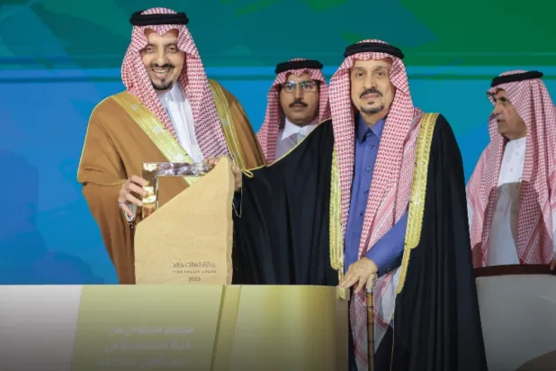 الأمير فيصل بن بندر يتسلم هدية تذكارية من الأمير فيصل بن خالد (الموقع الرسمي للجائزة)