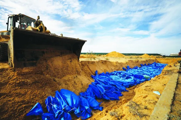 İsrail’in saldırıların öldürülen 111 Filistinli, Gazze Şeridi’nin güneyindeki Han Yunus’ta gömüldü (EPA)
