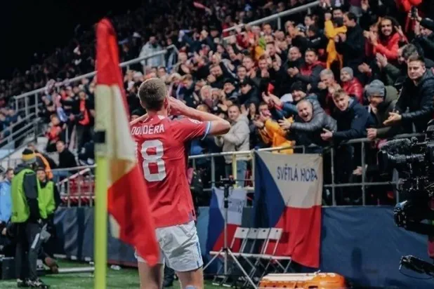 «يويفا» قرر إغلاق المدرج الشمالي لجماهير سلافيا براغ لمباراة واحدة (أ.ب)