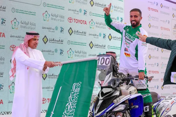 الأمير خالد بن سلطان خلال مشاركته في افتتاح رالي القصيم (الشرق الأوسط)