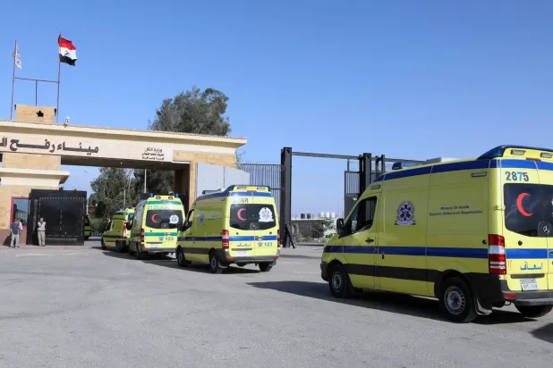 گزشتہ اتوار کو ایمبولینسیں غزہ کی پٹی اور مصر کے درمیان رفح بارڈر کراسنگ کرتے ہوئے (ای پی اے)