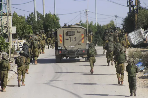 اسرائیلی فورسز گزشتہ روز مغربی کنارے کے شہر نابلس میں بلاطہ پناہ گزین کیمپ پر دھاوا بولنے کے دوران (ڈی پی اے)