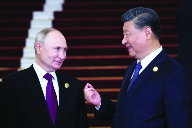 الرئيسان الصيني شي جينبينغ والروسي فلاديمير بوتين خلال حفل افتتاح منتدى «مبادرة الحزام والطريق» في بكين (أ.ف.ب)
