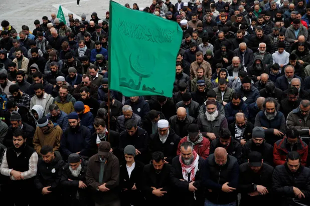 متظاهرون مؤيدون لفلسطين يحضرون صلاة الجنازة في إسطنبول (رويترز)