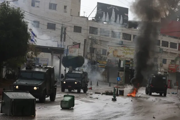 اسرائیلی فورسز نے مغربی کنارے میں طولکرم کیمپ کی مرکزی سڑک کو بند کر دیا (آرکائیو - ای پی اے)