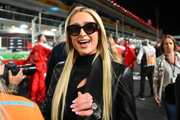 باريس هيلتون في لاس فيغاس في 18 نوفمبر لمشاهدة سباق «فورمولا 1» (أ.ف.ب)