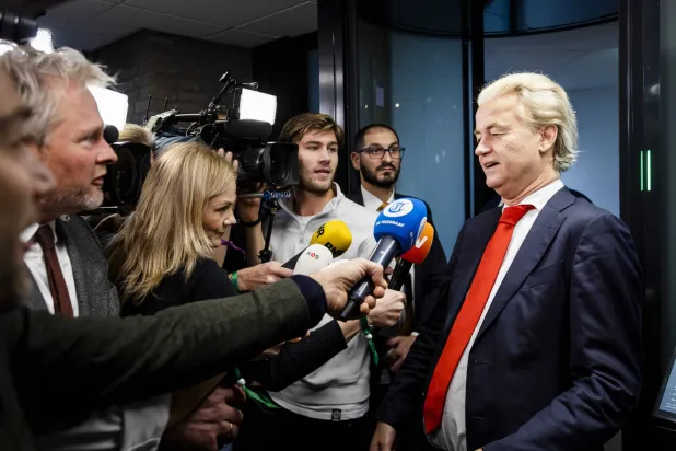 خيرت فيلدرز، زعيم اليمين المتطرف الهولندي، على أبواب السلطة (إ.ب.أ)