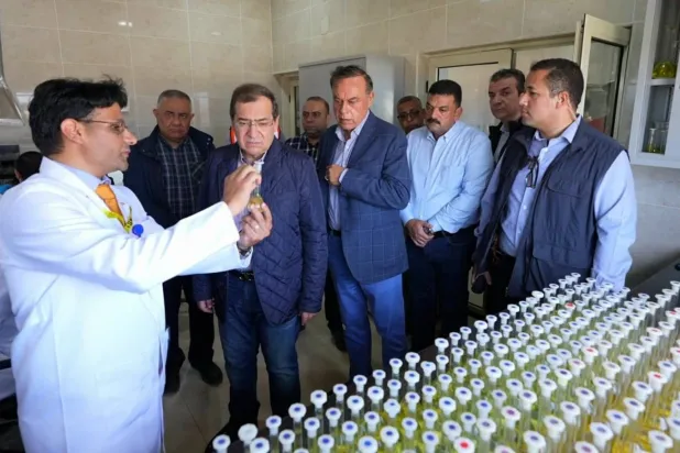 وزير البترول المصري طارق الملا يتفقد معمل فحص خام الذهب والمعادن المصاحبة (الشرق الأوسط)