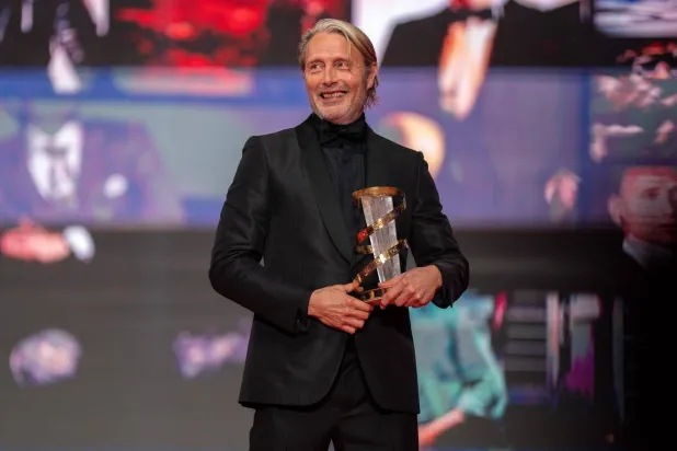 ميكلسن متعدّد المواهب يضفي العمق والذكاء بلمسته على الأدوار (الجهة المنظّمة)