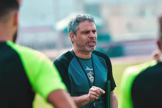 معتمد جمال مدرب الزمالك يعطي التعليمات للاعبين خلال التدريبات (الشرق الأوسط)