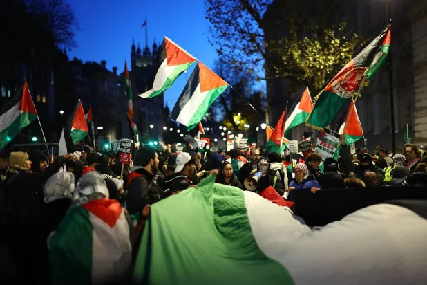 Londra’nın merkezinde düzenlenen yürüyüşte Filistin bayrakları ve pankartları açıldı. (AFP)