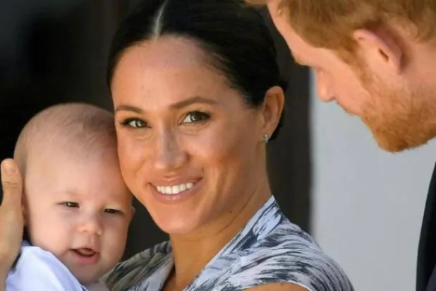الأمير البريطاني هاري إلى جانب زوجته ميغان ماركل وابنهما آرتشي (رويترز)