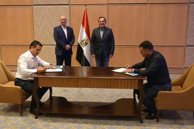 وزير البترول المصري وسفير كندا في القاهرة يشهدان توقيع عقد البحث عن الذهب (الشرق الأوسط)