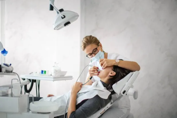 تلف مينا الأسنان قد يرتبط بالاضطرابات الهضمية (آي ستوك)