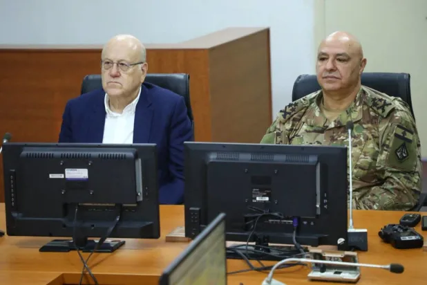 Başbakan Necib Mikati ve Genelkurmay Başkanı General Joseph Avn, Mikati’nin sınır bölgesini ziyareti sırasında Sur şehrindeki kışlada (AFP)