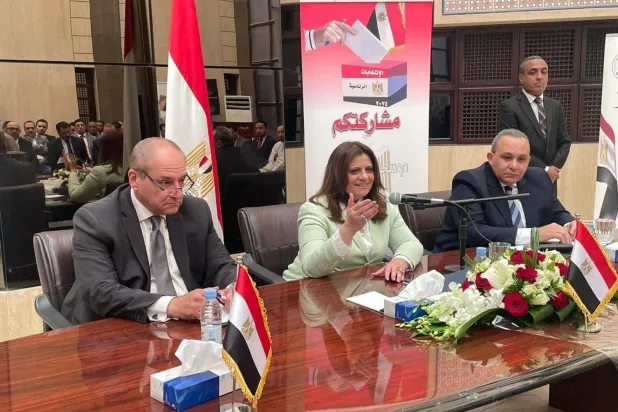 Mısır Göç Bakanı, cumhurbaşkanlığı seçimlerine katılımı teşvik etmek amacıyla ‘Oyunu Paylaş’ kampanyası kapsamında, Suudi Arabistan'daki Mısır toplumunun önde gelenleriyle bir araya geldi. (Mısır Göç Bakanlığı)