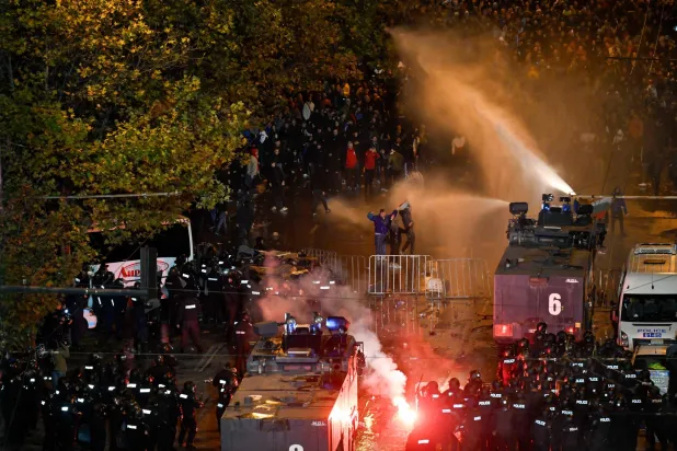 الشرطة استخدمت مدافع المياه والهراوات لتفريق الحشود (أ.ف.ب)