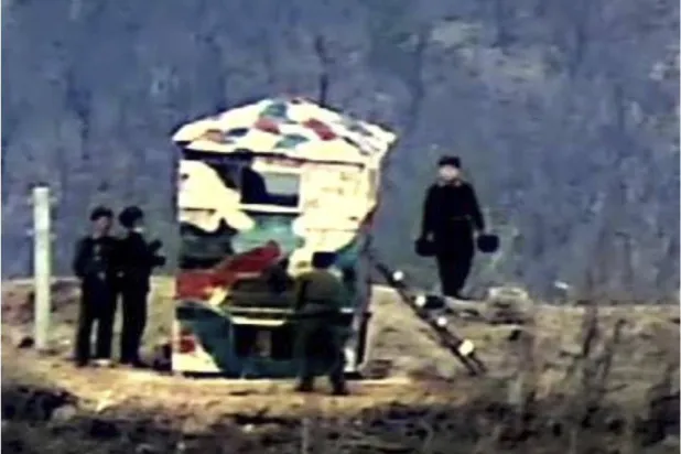 صورة وزعتها كوريا الجنوبية الاثنين لجنود شماليين يقيمون مركزاً للحراسة في المنطقة منزوعة السلاح عند الحدود (أ.ب)