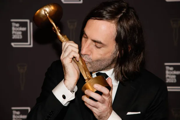 الكاتب الآيرلندي بول لينش أثناء حصوله على جائزة «بوكر» لعام 2023 في لندن 26 نوفمبر 2023 (إ.ب.أ)