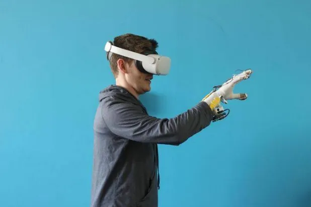 تقنية رائدة تضفي إحساس اللمس على الواقع الافتراضي