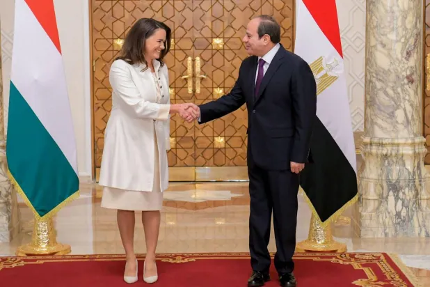 الرئيس المصري مستقبلاً نظيرته المجرية بالقاهرة (الرئاسة المصرية)