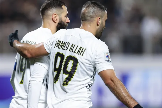 حمد الله يتلقى تهنئة بنزيمة بعد هدفه الثاني (نادي الاتحاد)