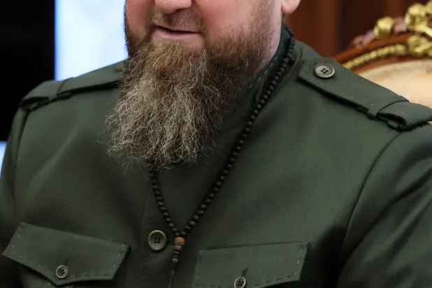 رئيس الشيشان رمضان قديروف خلال اجتماع سابق مع الرئيس الروسي فلاديمير بوتين (أرشيفية - رويترز)