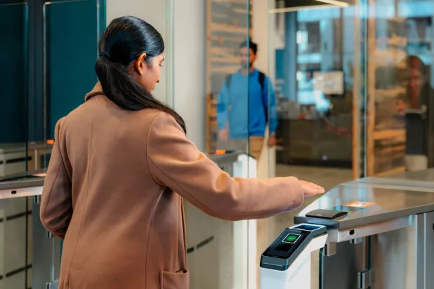 هذا النظام يوفر دقة تعرّف تصل إلى 99.9999 %، ما يجعله أكثر دقة من البدائل البيومترية الأخرى كفحص قزحية العين (أ.ب)