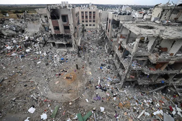 İsrail’in hava saldırıları sonucu yerle bir olan Gazze Şeridi'nden. (AFP)