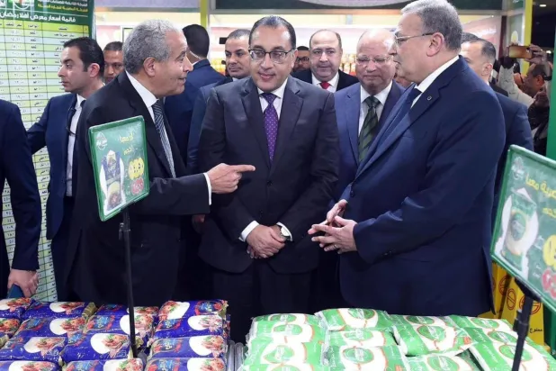 Mısır Başbakanı Mustafa Madbuli ve Tedarik Bakanı bir süre önce bir indirimli ürün satış mağazasını teftiş etti. (Mısır hükümeti)