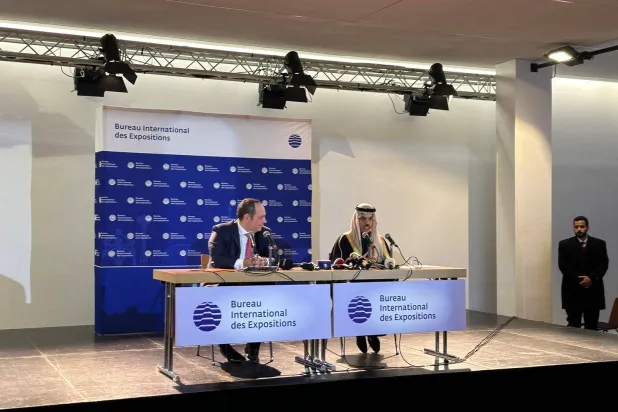 وزير الخارجية السعودي وإلى جانبه الأمين العام لـ«المكتب الدولي للمعارض» في مؤتمر صحافي عقب إعلان فوز الرياض باستضافة «إكسبو 2030»... (الشرق الأوسط)