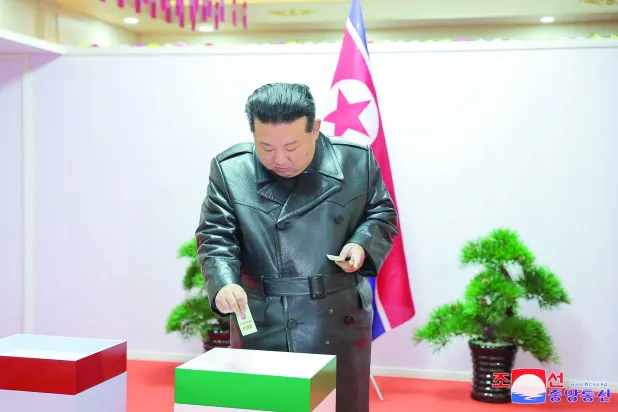 
كيم جونغ أون يدلي بصوته في مركز اقتراع بإقليم هامغيونغ الجنوبي الأحد الماضي (رويترز)