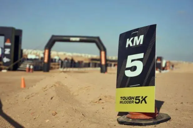 تاف مادر إنفينيتي تحدٍ يختبر القوة العضلية والذهنية للمتسابقين (منصة إكس)