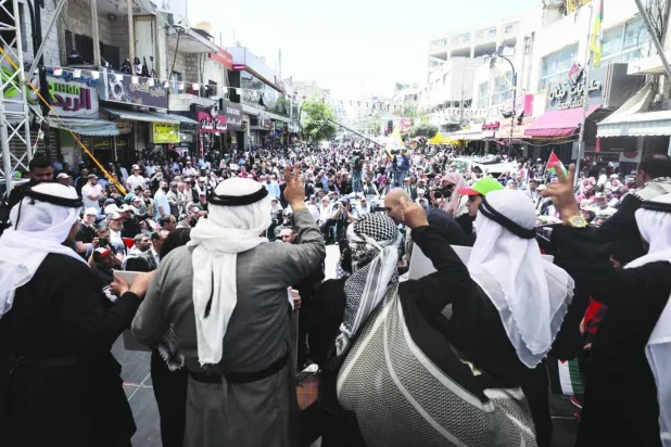 Filistinliler, 15 Mayıs’ta Batı Şeria’nın Ramallah kentinde Nekbe Günü dolayısıyla düzenlenen yürüyüşe katıldı. (AFP)