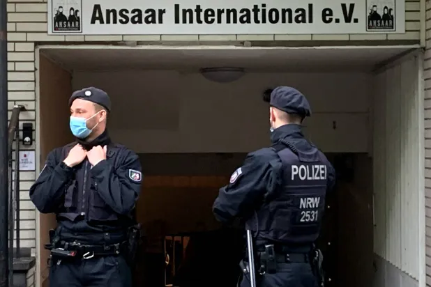الشرطة الألمانية تومّن مبنى بعد أن حظرت البلاد منظمة «أنصار الدولية» الإسلامية في دوسلدورف - ألمانيا 5 مايو 2021 (رويترز)